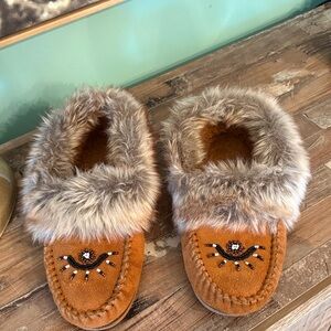 Plush Faux-Fur Trim Beaded Moccasin Slippers - Brown new condition